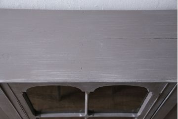 アンティーク家具　イギリスアンティーク　扉がおしゃれな薄型のペイントキャビネット(R-046007)