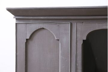 アンティーク家具　イギリスアンティーク　扉がおしゃれな薄型のペイントキャビネット(R-046007)