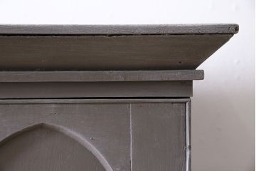 アンティーク家具　イギリスアンティーク　扉がおしゃれな薄型のペイントキャビネット(R-046007)