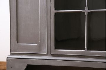 アンティーク家具　イギリスアンティーク　扉がおしゃれな薄型のペイントキャビネット(R-046007)