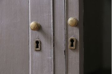 アンティーク家具　イギリスアンティーク　扉がおしゃれな薄型のペイントキャビネット(R-046007)