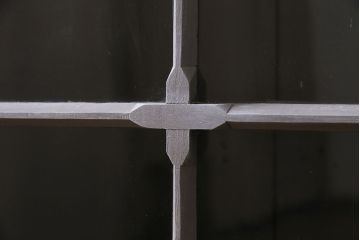 アンティーク家具　イギリスアンティーク　扉がおしゃれな薄型のペイントキャビネット(R-046007)