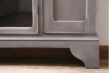 アンティーク家具　イギリスアンティーク　扉がおしゃれな薄型のペイントキャビネット(R-046007)