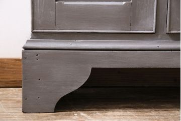 アンティーク家具　イギリスアンティーク　扉がおしゃれな薄型のペイントキャビネット(R-046007)