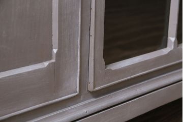 アンティーク家具　イギリスアンティーク　扉がおしゃれな薄型のペイントキャビネット(R-046007)