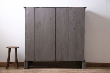 アンティーク家具　イギリスアンティーク　扉がおしゃれな薄型のペイントキャビネット(R-046007)