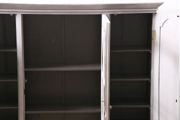 アンティーク家具　イギリスアンティーク　扉がおしゃれな薄型のペイントキャビネット(R-046007)