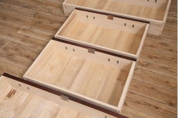 中古　岩谷堂箪笥　桜木家具店作　伝統タンス105　豪華な金具が目を引く重厚な佇まいの衣装箪笥(和タンス、引き出し)(R-046009)
