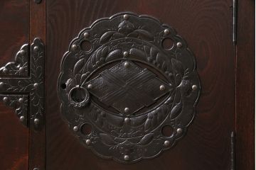 中古　岩谷堂箪笥　桜木家具店作　伝統タンス105　豪華な金具が目を引く重厚な佇まいの衣装箪笥(和タンス、引き出し)(R-046009)