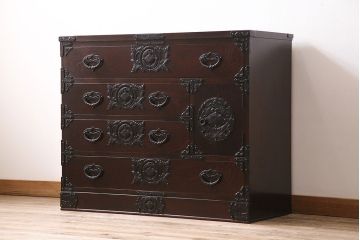 中古　岩谷堂箪笥　桜木家具店作　伝統タンス105　豪華な金具が目を引く重厚な佇まいの衣装箪笥(和タンス、引き出し)(R-046009)
