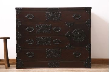 中古　岩谷堂箪笥　桜木家具店作　伝統タンス105　豪華な金具が目を引く重厚な佇まいの衣装箪笥(和タンス、引き出し)(R-046009)