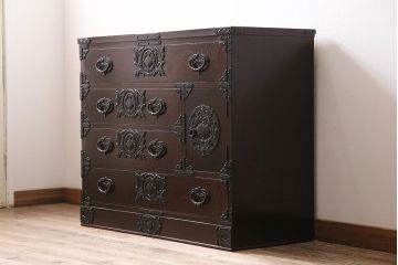 中古　岩谷堂箪笥　桜木家具店作　伝統タンス105　豪華な金具が目を引く重厚な佇まいの衣装箪笥(和タンス、引き出し)(R-046009)