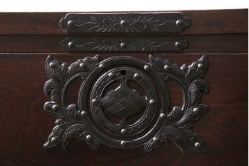 中古　岩谷堂箪笥　桜木家具店作　伝統タンス105　豪華な金具が目を引く重厚な佇まいの衣装箪笥(和タンス、引き出し)(R-046009)