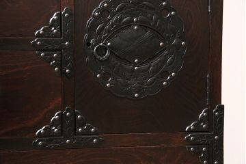 中古　岩谷堂箪笥　桜木家具店作　伝統タンス105　豪華な金具が目を引く重厚な佇まいの衣装箪笥(和タンス、引き出し)(R-046009)
