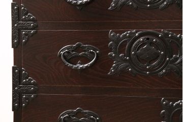 中古　岩谷堂箪笥　桜木家具店作　伝統タンス105　豪華な金具が目を引く重厚な佇まいの衣装箪笥(和タンス、引き出し)(R-046009)