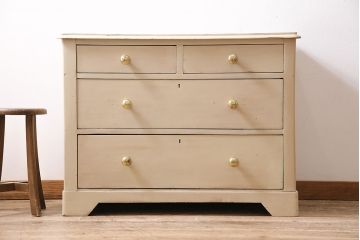 アンティーク家具　イギリスアンティーク　パイン材　当店ペイント　優しい雰囲気が魅力的なモカベージュのチェスト(引き出し)(R-046010)