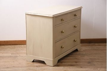 アンティーク家具　イギリスアンティーク　パイン材　当店ペイント　優しい雰囲気が魅力的なモカベージュのチェスト(引き出し)(R-046010)