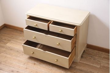 アンティーク家具　イギリスアンティーク　パイン材　当店ペイント　優しい雰囲気が魅力的なモカベージュのチェスト(引き出し)(R-046010)