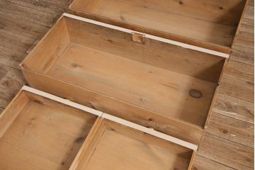 アンティーク家具　イギリスアンティーク　パイン材　当店ペイント　優しい雰囲気が魅力的なモカベージュのチェスト(引き出し)(R-046010)