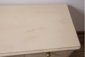 アンティーク家具　イギリスアンティーク　パイン材　当店ペイント　優しい雰囲気が魅力的なモカベージュのチェスト(引き出し)(R-046010)