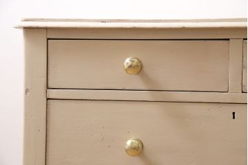 アンティーク家具　イギリスアンティーク　パイン材　当店ペイント　優しい雰囲気が魅力的なモカベージュのチェスト(引き出し)(R-046010)