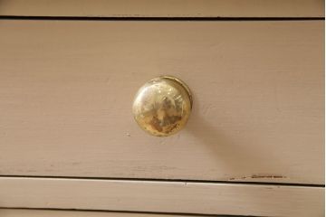 アンティーク家具　イギリスアンティーク　パイン材　当店ペイント　優しい雰囲気が魅力的なモカベージュのチェスト(引き出し)(R-046010)