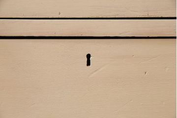 アンティーク家具　イギリスアンティーク　パイン材　当店ペイント　優しい雰囲気が魅力的なモカベージュのチェスト(引き出し)(R-046010)