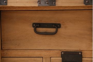 アンティーク家具　明治期　総桐材　観音開き戸　十字金具が迫力のある重ね箪笥(観音箪笥、衣装箪笥、時代箪笥、桐箪笥、桐たんす)(R-046011)