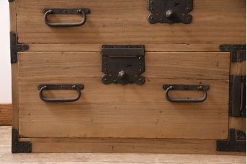 アンティーク家具　明治期　総桐材　観音開き戸　十字金具が迫力のある重ね箪笥(観音箪笥、衣装箪笥、時代箪笥、桐箪笥、桐たんす)(R-046011)