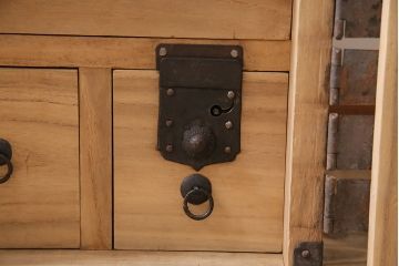 アンティーク家具　明治期　総桐材　観音開き戸　十字金具が迫力のある重ね箪笥(観音箪笥、衣装箪笥、時代箪笥、桐箪笥、桐たんす)(R-046011)
