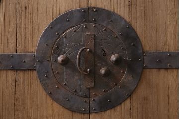 アンティーク家具　明治期　総桐材　観音開き戸　十字金具が迫力のある重ね箪笥(観音箪笥、衣装箪笥、時代箪笥、桐箪笥、桐たんす)(R-046011)