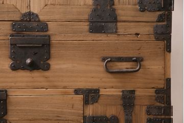 アンティーク家具　明治期　総桐材　観音開き戸　十字金具が迫力のある重ね箪笥(観音箪笥、衣装箪笥、時代箪笥、桐箪笥、桐たんす)(R-046011)
