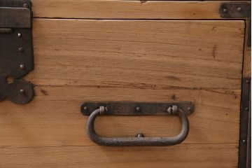 アンティーク家具　明治期　総桐材　観音開き戸　十字金具が迫力のある重ね箪笥(観音箪笥、衣装箪笥、時代箪笥、桐箪笥、桐たんす)(R-046011)