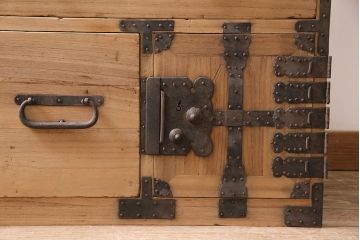 アンティーク家具　明治期　総桐材　観音開き戸　十字金具が迫力のある重ね箪笥(観音箪笥、衣装箪笥、時代箪笥、桐箪笥、桐たんす)(R-046011)
