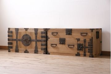 アンティーク家具　明治期　総桐材　観音開き戸　十字金具が迫力のある重ね箪笥(観音箪笥、衣装箪笥、時代箪笥、桐箪笥、桐たんす)(R-046011)