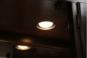 ヴィンテージ家具　DREXEL HERITAGE(ドレクセルヘリテイジ)　高級感漂う照明付きのキャビネット(食器棚、飾り棚、収納棚、ビンテージ)(R-046015)