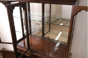 ヴィンテージ家具　DREXEL HERITAGE(ドレクセルヘリテイジ)　高級感漂う照明付きのキャビネット(食器棚、飾り棚、収納棚、ビンテージ)(R-046015)