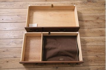 ヴィンテージ家具　DREXEL HERITAGE(ドレクセルヘリテイジ)　高級感漂う照明付きのキャビネット(食器棚、飾り棚、収納棚、ビンテージ)(R-046015)