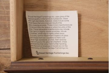 ヴィンテージ家具　DREXEL HERITAGE(ドレクセルヘリテイジ)　高級感漂う照明付きのキャビネット(食器棚、飾り棚、収納棚、ビンテージ)(R-046015)