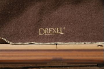ヴィンテージ家具　DREXEL HERITAGE(ドレクセルヘリテイジ)　高級感漂う照明付きのキャビネット(食器棚、飾り棚、収納棚、ビンテージ)(R-046015)