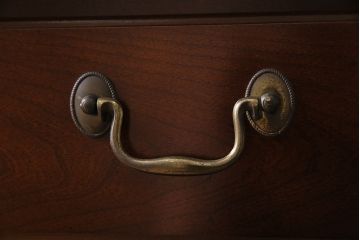 ヴィンテージ家具　DREXEL HERITAGE(ドレクセルヘリテイジ)　高級感漂う照明付きのキャビネット(食器棚、飾り棚、収納棚、ビンテージ)(R-046015)