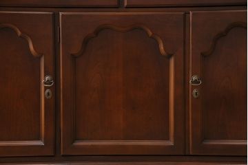 ヴィンテージ家具　DREXEL HERITAGE(ドレクセルヘリテイジ)　高級感漂う照明付きのキャビネット(食器棚、飾り棚、収納棚、ビンテージ)(R-046015)