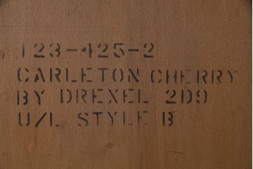 ヴィンテージ家具　DREXEL HERITAGE(ドレクセルヘリテイジ)　高級感漂う照明付きのキャビネット(食器棚、飾り棚、収納棚、ビンテージ)(R-046015)