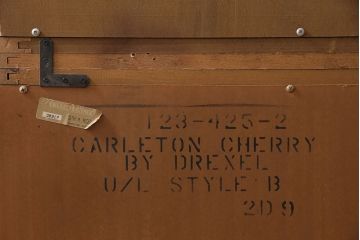 ヴィンテージ家具　DREXEL HERITAGE(ドレクセルヘリテイジ)　高級感漂う照明付きのキャビネット(食器棚、飾り棚、収納棚、ビンテージ)(R-046015)