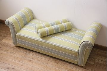 中古　海外輸入品　北欧風のファブリックがお洒落なカウチソファ(ベンチソファ、2人掛け)(R-046021)