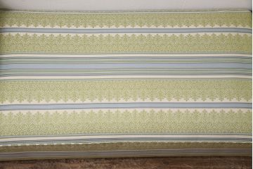 中古　海外輸入品　北欧風のファブリックがお洒落なカウチソファ(ベンチソファ、2人掛け)(R-046021)