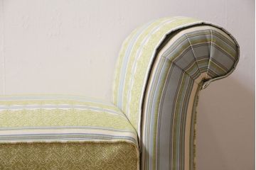 中古　海外輸入品　北欧風のファブリックがお洒落なカウチソファ(ベンチソファ、2人掛け)(R-046021)