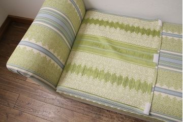 中古　海外輸入品　北欧風のファブリックがお洒落なカウチソファ(ベンチソファ、2人掛け)(R-046021)