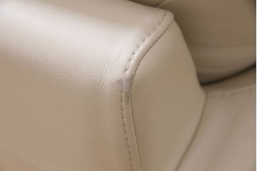 中古　NATUZZI(ナツッジ)　Italsofa(イタルソファ)　本革　イタリアモダンな1Pソファ(アームチェア、一人掛け)(R-046024)