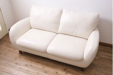 中古　NATUZZI(ナツッジ)　Italsofa(イタルソファ)　本革　ミッドセンチュリーなイタリア製の2人掛けソファ(ラブソファ)(R-046030)